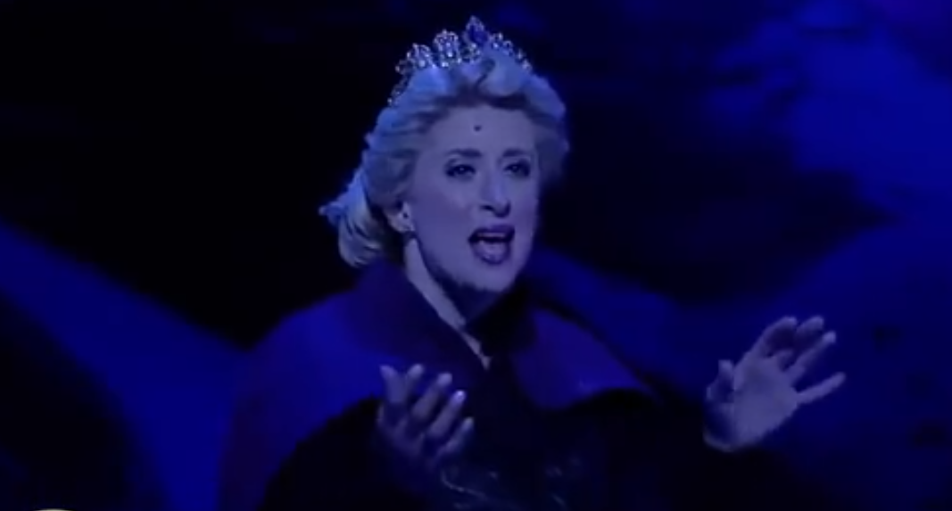 百老汇音乐剧版《冰雪奇缘》梦幻城堡舞台效果超赞, 女王一秒变装, 全程高能!